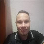 Joven apasionado por el dibujo enseña a Niños de primaria